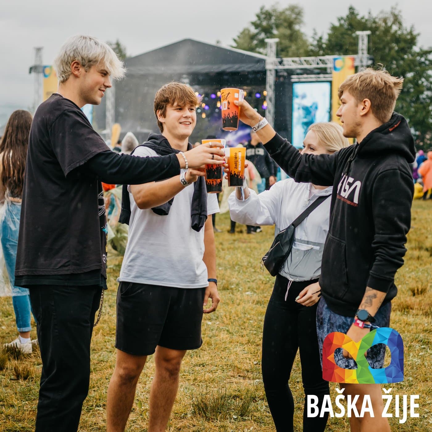 Stavba festivalového areálu Baška žije
