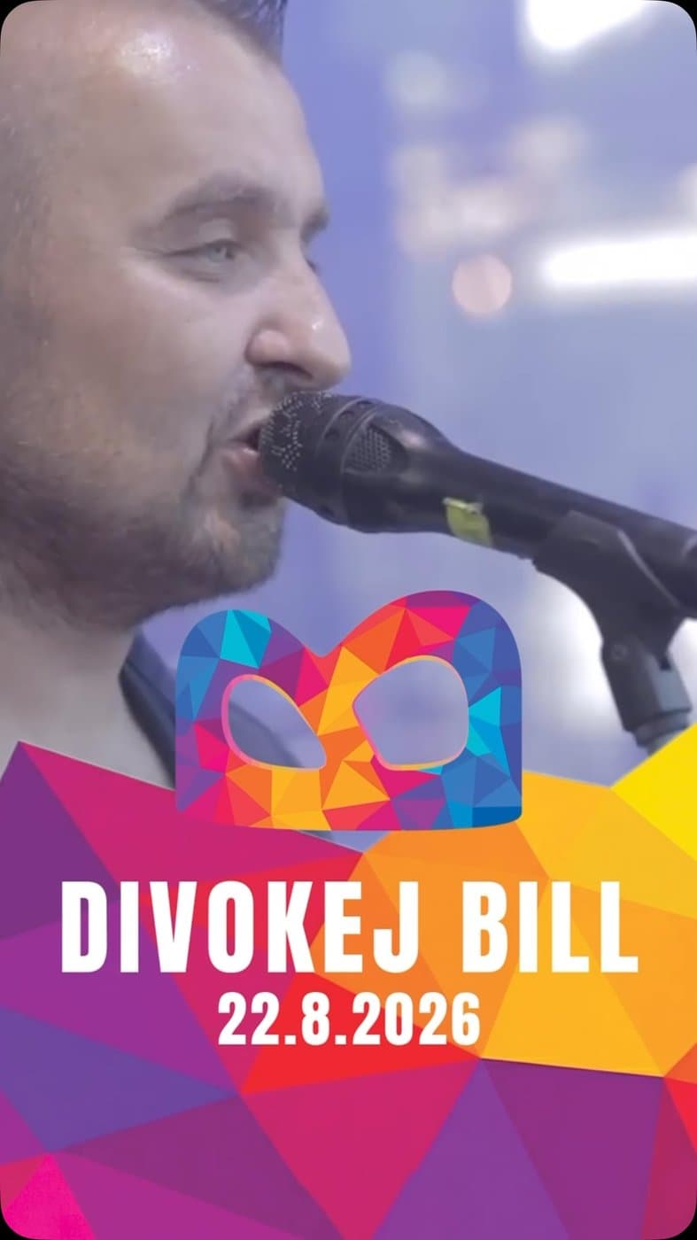 Příjezd návštěvníků do areálu festivalu Baška žije