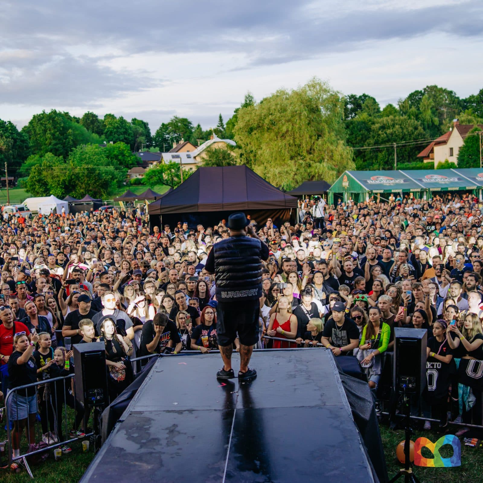Pohled z pódia na návštěvníky festivalu Baška žije